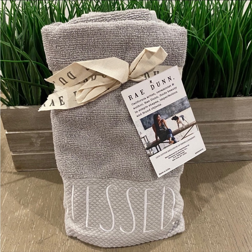 Rae Dunn 
Set of 2 FAMILY Hand Towels